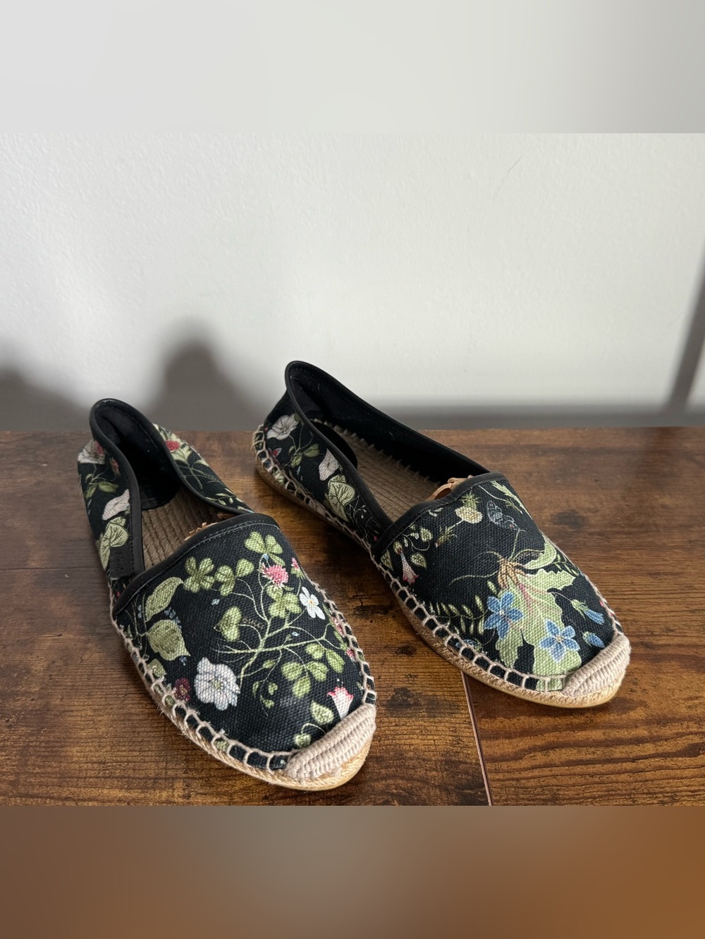 Gucci Black Floral Espadrille Flats - Women's Slip-On Shoes Size 8